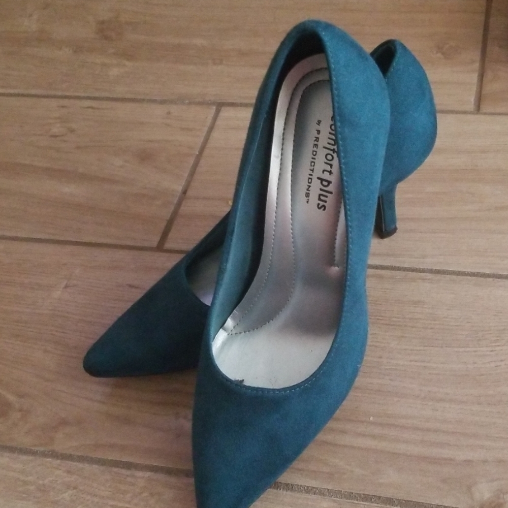 Pointed toe heels